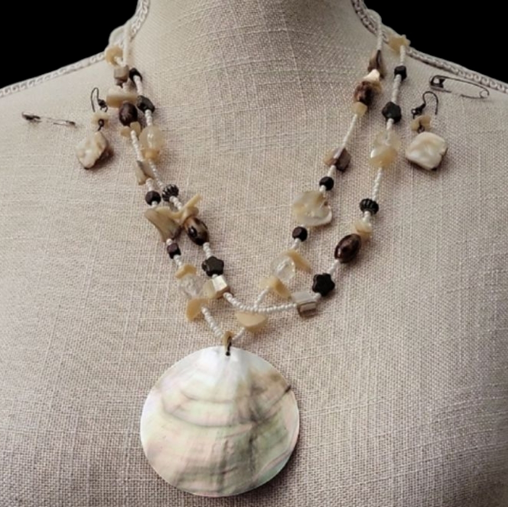 Elegant Shell Pendant Necklace And Earing Set - Picture 1 of 3